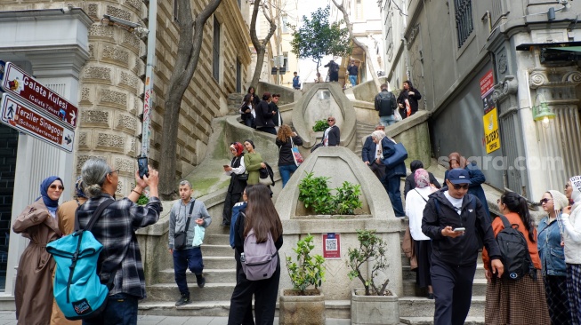 Wisatawan menikmati suasana di Kamondo Stairs, Istanbul, Turki, Rabu (15/4/2026). [Suara.com/Iramdani]