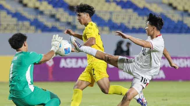 Pesepak bola Timnas Indonesia Keanu Senjaya (kanan) menendang bola ke arah gawang yang dijaga kiper Timnas Malaysia Adam Nurfakrullah Bin Mohd Fadli (kiri) pada pertandingan penyisihan grup A ASEAN U-17 Boys Championship atau AFF U-17 di Stadion Gelora Joko Samudro, Gresik, Jawa Timur, Kamis (16/4/2026). [ANTARA FOTO/Rizal Hanafi/sgd/kye]