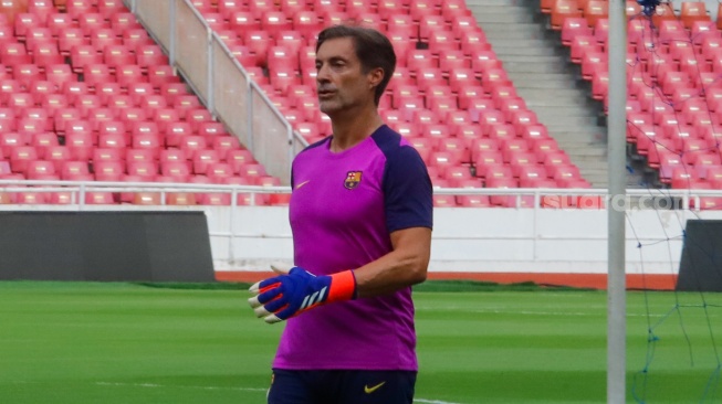 Pemain legenda klub Barcelona, Vitor Baia berlatih menjelang laga Clash of Legends Jakarta 2026 di Stadion Utama Gelora Bung Karno (SUGBK), Jakarta, Jumat (17/4/2026). [Suara.com/Alfian Winanto]