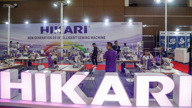 Petugas memeragakan cara penggunaan mesin jahit berteknologi AI dalam pameran Indo Intertex–Inatex 2026 di JIExpo Kemayoran, Jakarta, Kamis (16/4/2026). [Suara.com/Alfian Winanto]