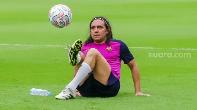 Pemain legenda klub Barcelona, Juan Pablo Sorin berlatih menjelang laga Clash of Legends Jakarta 2026 di Stadion Utama Gelora Bung Karno (SUGBK), Jakarta, Jumat (17/4/2026). [Suara.com/Alfian Winanto]