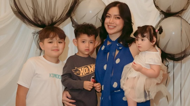Jessica Iskandar bersama ketiga anakya. Jedar mengaku tak pernah membatasi anaknya bermain dengan siapapun. [Instagram]