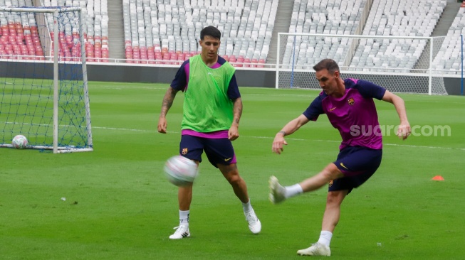 Sejumlah legenda klub Barcelona berlatih menjelang laga Clash of Legends Jakarta 2026 di Stadion Utama Gelora Bung Karno (SUGBK), Jakarta, Jumat (17/4/2026). [Suara.com/Alfian Winanto]