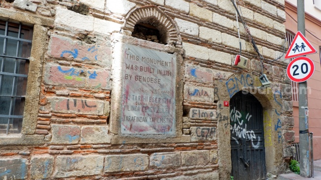 Salah satu monumen bersejarah di Karaköy Street yang ada di Kota Istanbul, Turki, Rabu (15/4/2026). [Suara.com/Iramdani]