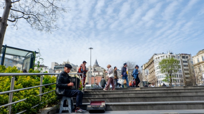 Wisatawan memadati Karaköy Street yang ada di Kota Istanbul, Turki, Rabu (15/4/2026). [Suara.com/Iramdani]