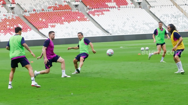 Sejumlah legenda klub Barcelona berlatih menjelang laga Clash of Legends Jakarta 2026 di Stadion Utama Gelora Bung Karno (SUGBK), Jakarta, Jumat (17/4/2026). [Suara.com/Alfian Winanto]