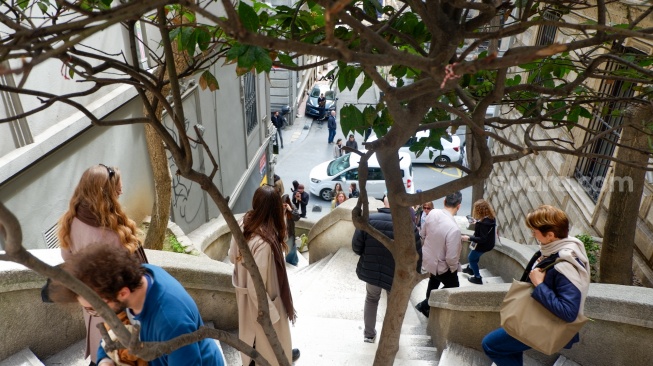 Wisatawan berjalan di Kamondo Stairs, Istanbul, Turki, Rabu (15/4/2026). [Suara.com/Iramdani]