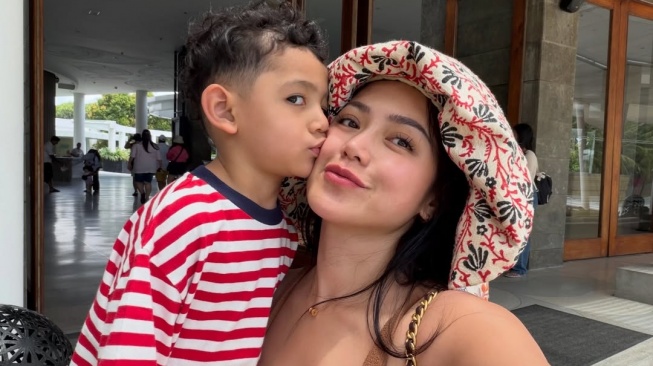 Jessica Iskandar terkejut anak keduanya, Don Azaiah Jan Verhaag mengucapkan kata kasar. [Instagram]
