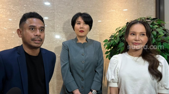 Penyanyi Rossa bersama dua pengacaranya melaporkan pefitnah dirinya ke Bareskrim Polri, Jumat (17/4/2026). Rossa melihat perbuatan pelaku sudah terencana dan terorganisir. [Tiara Rosana/Suara.com]