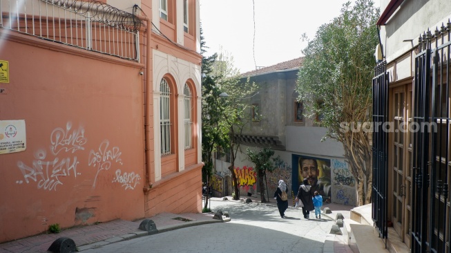 Wisatawan memadati Karaköy Street yang ada di Kota Istanbul, Turki, Rabu (15/4/2026). [Suara.com/Iramdani]