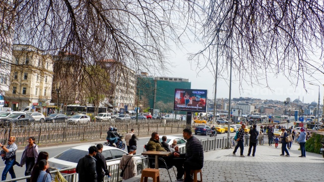 Wisatawan memadati Karaköy Street yang ada di Kota Istanbul, Turki, Rabu (15/4/2026). [Suara.com/Iramdani]