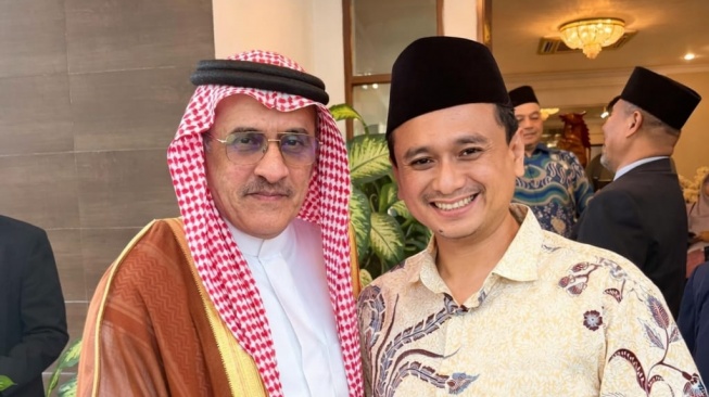 Pimpinan Pondok Pesantren Darul Amanah Kendal, KH. Muhammad Fatwa bersama Duta Besar Saudi Arabia untuk Indonesia, Faisal Abdullah Amody. (Istimewa). 
