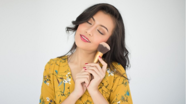 5 Bedak yang Cocok untuk Kulit Kering dan Kusam, Wajah Cerah Berseri di Usia 40 Tahun