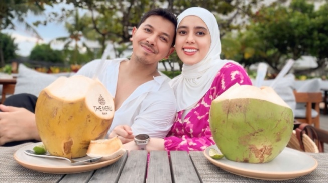 Fairuz A Rafiq Jawab Kabar Cerai, Bagikan Momen Romantis dengan Suami di Bali