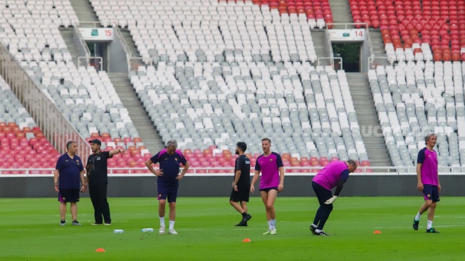 Sejumlah legenda klub Barcelona berlatih menjelang laga Clash of Legends Jakarta 2026 di Stadion Utama Gelora Bung Karno (SUGBK), Jakarta, Jumat (17/4/2026). [Suara.com/Alfian Winanto]