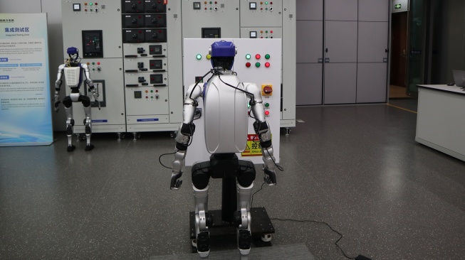 Dua robot untuk keperluan industri menangani panel listrik saat uji coba di Guangdong Power Grid Robotics Laboratory, Guangzhou, Guangdong, China, Kamis (16/4/2026). [ANTARA FOTO/Desca Lidya Natalia/nym]