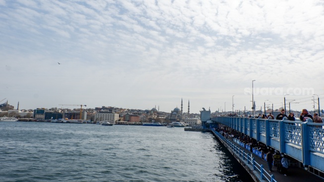 Wisatawan memadati Karaköy Street yang ada di Kota Istanbul, Turki, Rabu (15/4/2026). [Suara.com/Iramdani]