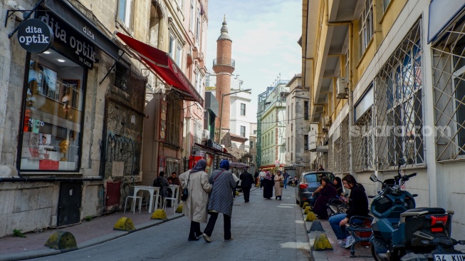 Wisatawan memadati Karaköy Street yang ada di Kota Istanbul, Turki, Rabu (15/4/2026). [Suara.com/Iramdani]