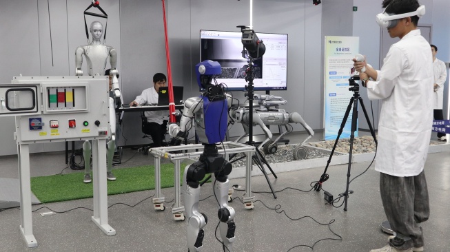 Insinyur menguji coba robot untuk keperluan industri di Guangdong Power Grid Robotics Laboratory, Guangzhou, Guangdong, China, Kamis (16/4/2026). [ANTARA FOTO/Desca Lidya Natalia/nym]