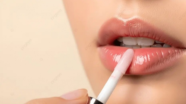 7 Lipstik Glossy Tahan Lama untuk Bibir Hitam, Bikin Auto Glowing