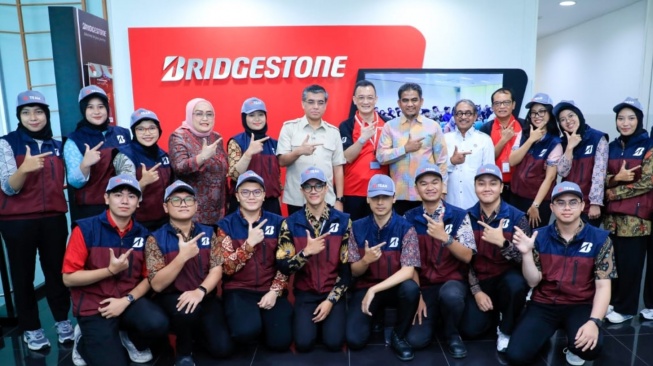 Menaker, Yassierli menandatangani Perjanjian Kerja Bersama (PKB) ke-16 antara manajemen PT Bridgestone Tire Indonesia dan Serikat Pekerja PT Bridgestone, Kamis (16/4/2026). (Dok: Kemnaker)
