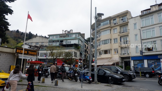 Wisatawan beraktivitas di kawasan Bebek Street, Istanbul, Turki, Kamis (16/4/2026). [Suara.com/Alfian Winanto]