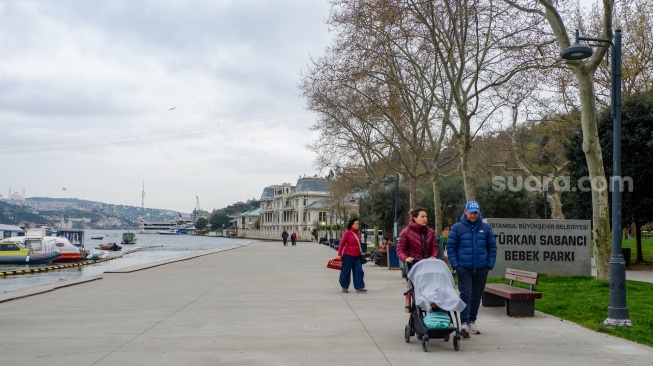 Wisatawan beraktivitas di kawasan Bebek Street, Istanbul, Turki, Kamis (16/4/2026). [Suara.com/Alfian Winanto]