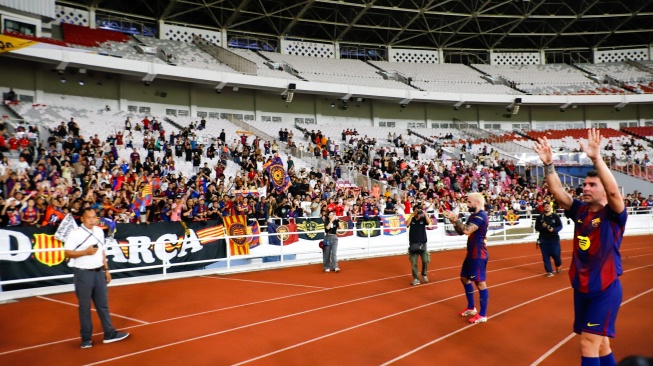 Pemain Barca Legends menyapa penonton usai pertandingan sepak bola Clash of Legends di Stadion Utama Gelora Bung Karno (SUGBK), Jakarta, Sabtu (18/4/2026). [Suara.com/Alfian Winanto]