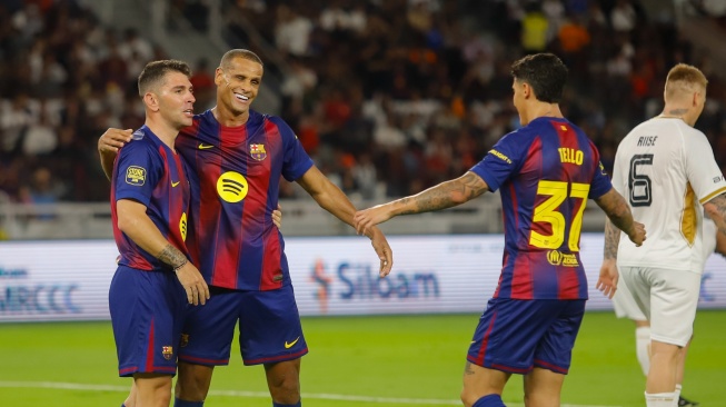 Pemain Barca Legends, Rivaldo berselebrasi bersama rekan setimnya usak mencetak gol ke gawang DRX World Legends saat pertandingan sepak bola Clash of Legends di Stadion Utama Gelora Bung Karno (SUGBK), Jakarta, Sabtu (18/4/2026). [Suara.com/Alfian Winanto]