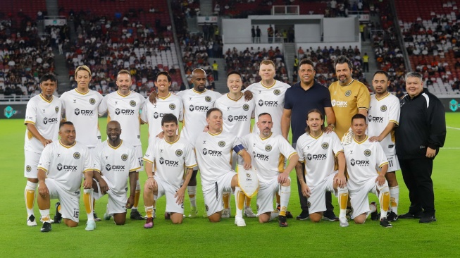 Skuad DRX World Legends foto bersama sebelum pertandingan sepak bola Clash of Legends antara Barca Legends vs DRX World Legends di Stadion Utama Gelora Bung Karno (SUGBK), Jakarta, Sabtu (18/4/2026). [Suara.com/Alfian Winanto]
