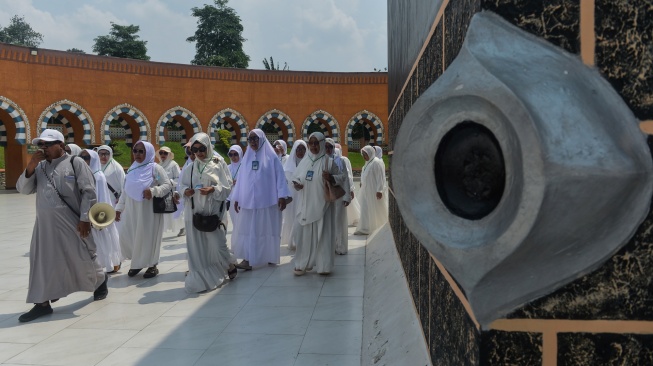 Jamaah calon haji melakukan tawaf saat mengikuti bimbingan manasik haji di Al Mahmudah Manasik Training Center, Tangerang Selatan, Banten, Sabtu (18/4/2026). [ANTARA FOTO/Putra M. Akbar/YU]