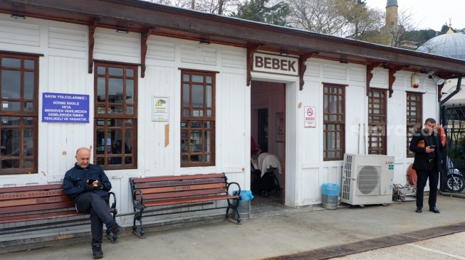 Wisatawan beraktivitas di kawasan Bebek Street, Istanbul, Turki, Kamis (16/4/2026). [Suara.com/Alfian Winanto]