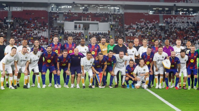 Para pemain DRX World Legends dan Barca Legends foto bersama sebelum pertandingan sepak bola Clash of Legends di Stadion Utama Gelora Bung Karno (SUGBK), Jakarta, Sabtu (18/4/2026). [Suara.com/Alfian Winanto]