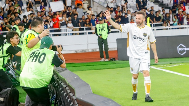 Pemain DRX World Legends, Alessandro Del Piero menyapa penonton usai pertandingan sepak bola Clash of Legends di Stadion Utama Gelora Bung Karno (SUGBK), Jakarta, Sabtu (18/4/2026). [Suara.com/Alfian Winanto]