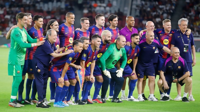 Skuad Barce Legends foto bersama sebelum pertandingan sepak bola Clash of Legends antara Barca Legends vs DRX World Legends di Stadion Utama Gelora Bung Karno (SUGBK), Jakarta, Sabtu (18/4/2026). [Suara.com/Alfian Winanto]