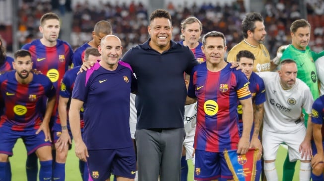 Pelatih DRX World Legends, Ronaldo Nazario bersama Pemain Barca Legends, Sergi Barjuan foto bersama sebelum pertandingan sepak bola Clash of Legends di Stadion Utama Gelora Bung Karno (SUGBK), Jakarta, Sabtu (18/4/2026). [Suara.com/Alfian Winanto]