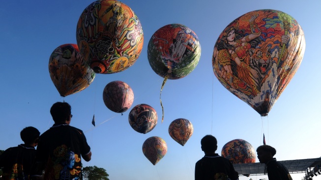 Peserta mengendalikan penerbangan balon udara pada Festival Balon Udara Boyolali 2026 di lereng Gunung Merapi, Cluntang, Musuk, Boyolali, Jawa Tengah, Sabtu (18/4/2026). [ANTARA FOTO/Aloysius Jarot Nugroho/YU]
