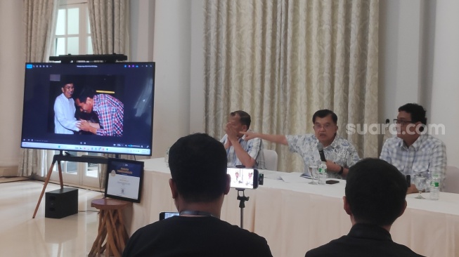 Wakil Presiden ke-10 dan ke-12 RI, Jusuf Kalla (JK), menduga adanya kaitan antara laporan polisi terhadap dirinya dengan langkah hukum yang ia ambil sebelumnya terhadap Rismon Sianipar. (Suara.com/Bagaskara)