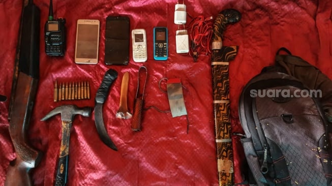 TNI menyita barang bukti diduga milik anggota Organisasi Papua Merdeka (OPM) di Kabupaten Mimika, Provinsi Papua Tengah. (Foto dok. Ist)
