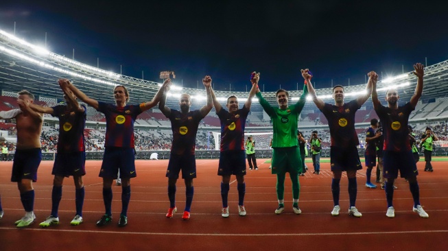 Pemain Barca Legends menyapa penonton usai pertandingan sepak bola Clash of Legends di Stadion Utama Gelora Bung Karno (SUGBK), Jakarta, Sabtu (18/4/2026). [Suara.com/Alfian Winanto]