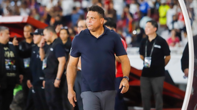 Pelatih DRX World Legends, Ronaldo Nazario memasuki lapangan saat pertandingan sepak bola Clash of Legends antara Barca Legends vs DRX World Legends di Stadion Utama Gelora Bung Karno (SUGBK), Jakarta, Sabtu (18/4/2026). [Suara.com/Alfian Winanto]