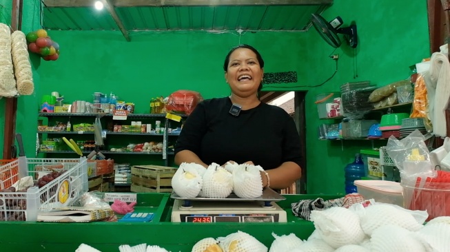 Program Makan Bergizi Gratis (MBG) membuat kios buah kebanjiran pesanan [Suara.com/BAKOM RI]