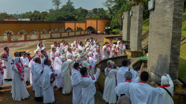 Jamaah calon haji melakukan lempar jumroh saat mengikuti bimbingan manasik haji di Al Mahmudah Manasik Training Center, Tangerang Selatan, Banten, Sabtu (18/4/2026). [ANTARA FOTO/Putra M. Akbar/YU]