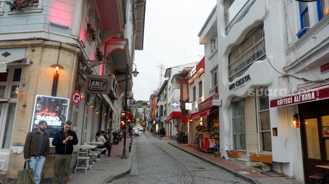 Wisatawan beraktivitas di kawasan Bebek Street, Istanbul, Turki, Kamis (16/4/2026). [Suara.com/Alfian Winanto]