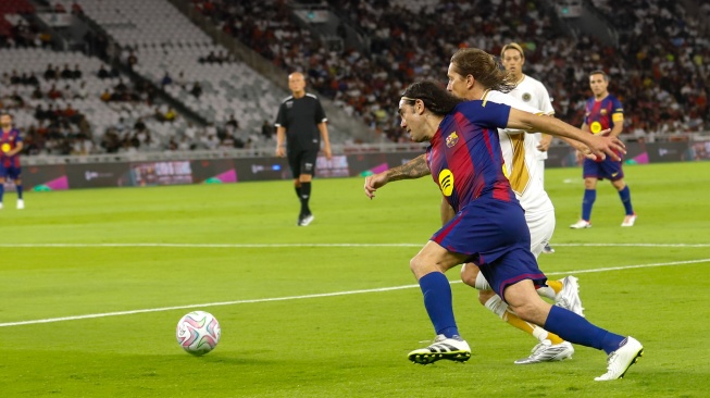 Pemain Barce Legends, Juan Pablo Sorin berebut bola dengan pemain DRX World Legends, Michel Salgado saat pertandingan sepak bola Clash of Legends antara Barca Legends vs DRX World Legends di Stadion Utama Gelora Bung Karno (SUGBK), Jakarta, Sabtu (18/4/2026). [Suara.com/Alfian Winanto]