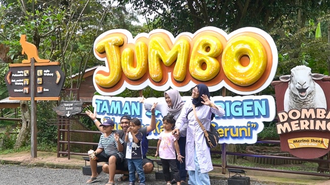 Karakter film animasi Jumbo menghibur anak-anak di Trans Studio Cibubur dan Taman Safari Indonesia (TSI). [dokumentasi pribadi]