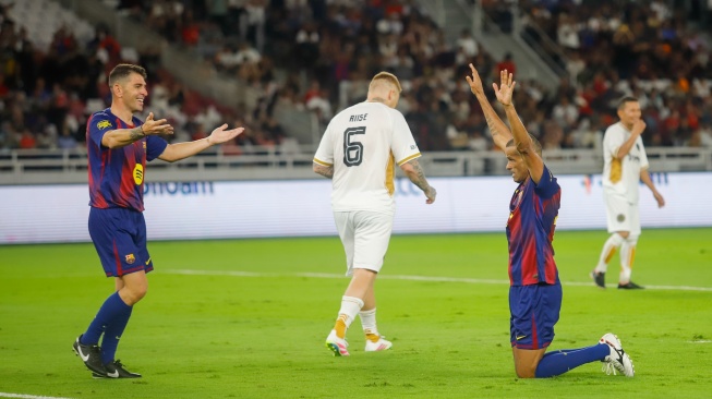 Pemain Barca Legends, Rivaldo berselebrasi bersama rekan setimnya usak mencetak gol ke gawang DRX World Legends saat pertandingan sepak bola Clash of Legends di Stadion Utama Gelora Bung Karno (SUGBK), Jakarta, Sabtu (18/4/2026). [Suara.com/Alfian Winanto]