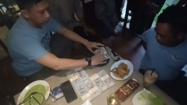 Bareskrim Bongkar Jaringan Dolar AS Palsu di Banten: 5 Pelaku Ditangkap, Ratusan Lembar Disita