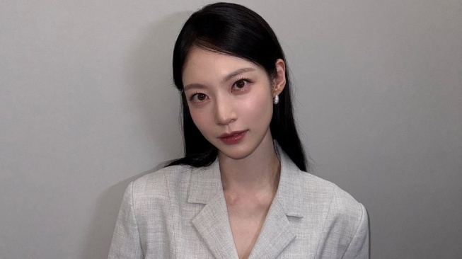 Preppy hingga Chic Style, Ini 4 Ide OOTD Monokrom ala Gong Seung Yeon