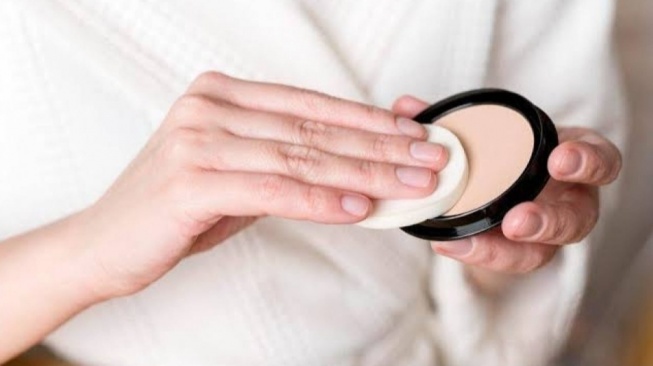 7 Bedak Compact Powder Anti Luntur Bikin Glowing Seharian, Cocok Buat Kegiatan Outdoor